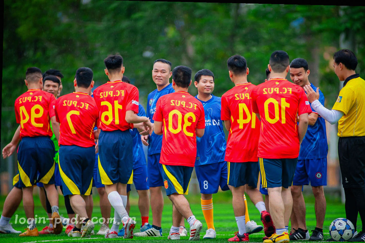 暗色界面截图式构图，三步以折线与编号连接，末端是一枚发光的入口按钮形状